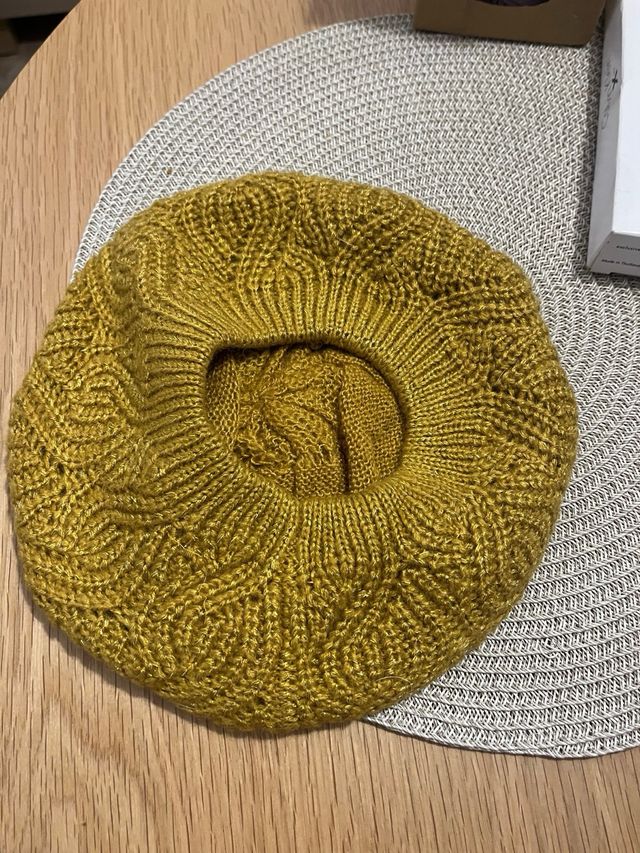 Gorro de lana tejido color mostaza