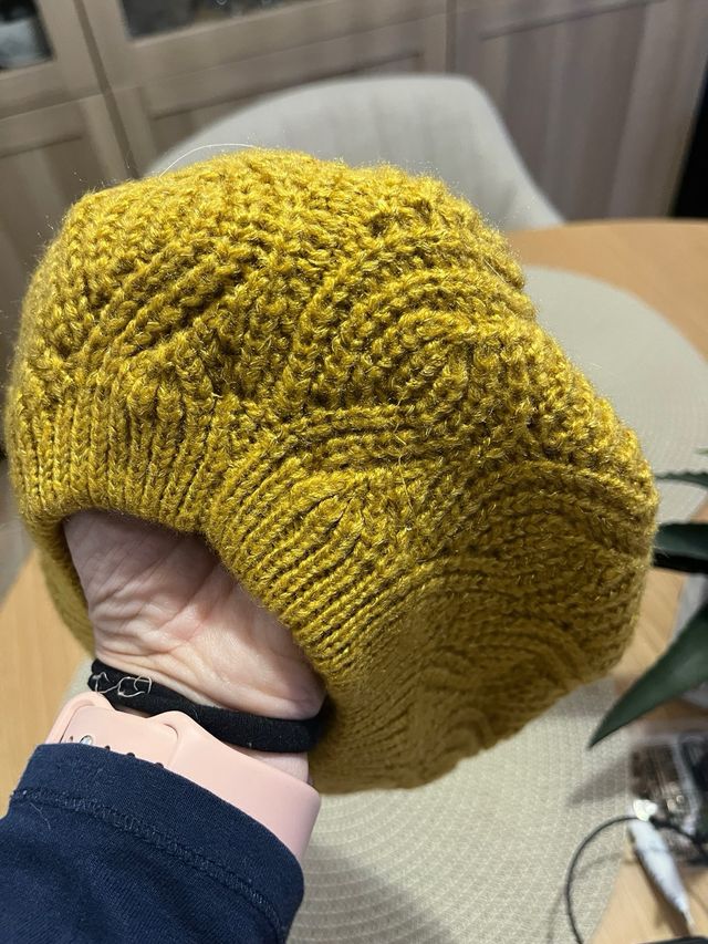 Gorro de lana tejido color mostaza