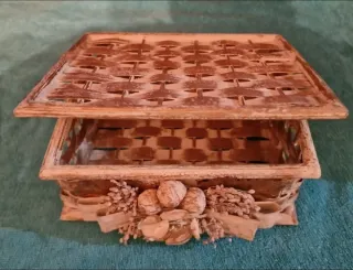 Caja decorativa mimbre y madera preciosa