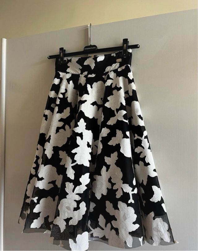 Gonna ricamata a mano nero/bianco