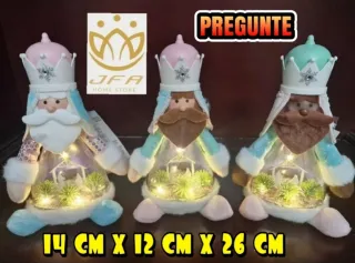 3 Reyes Magos con luces y belén en el interior