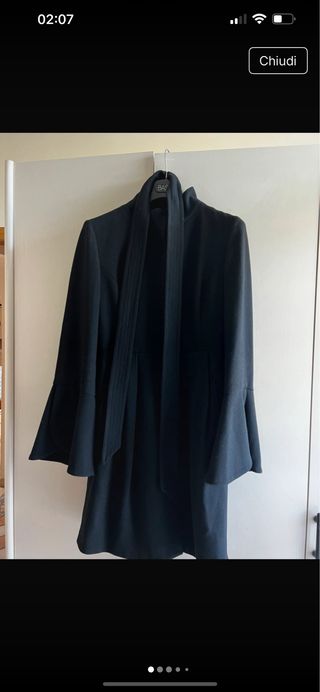 Cappotto nero con maniche a campana