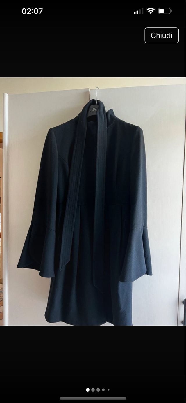 Cappotto nero con maniche a campana