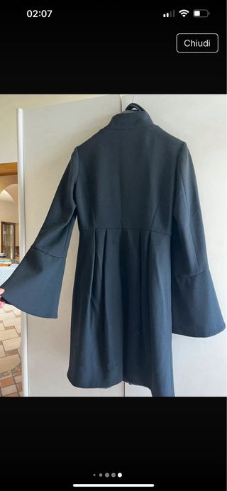 Cappotto nero con maniche a campana