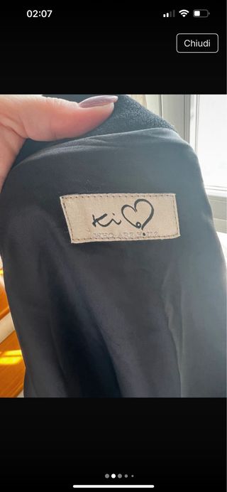 Cappotto nero con maniche a campana