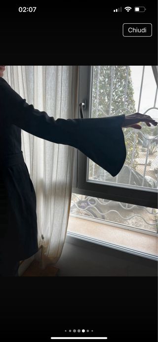 Cappotto nero con maniche a campana