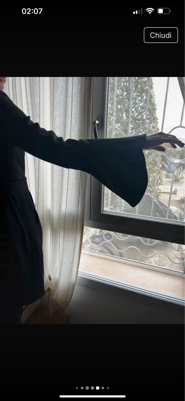 Cappotto nero con maniche a campana