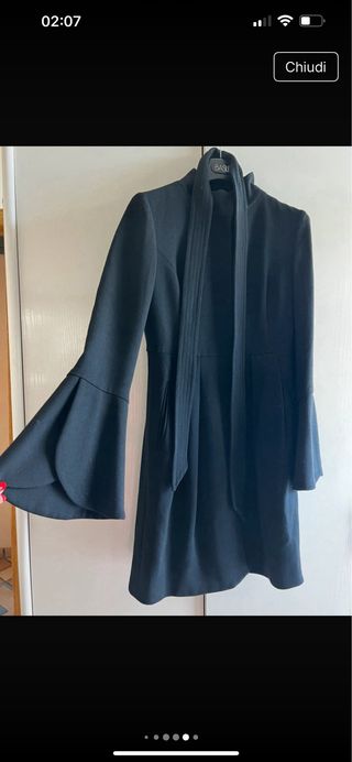 Cappotto nero con maniche a campana