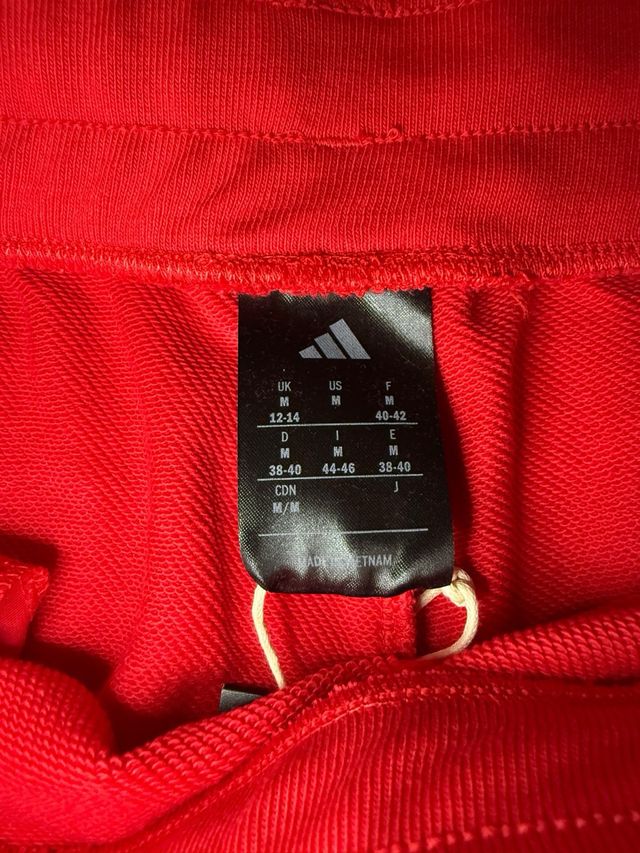 Pantalón Adidas Rojo con Raya Lateral