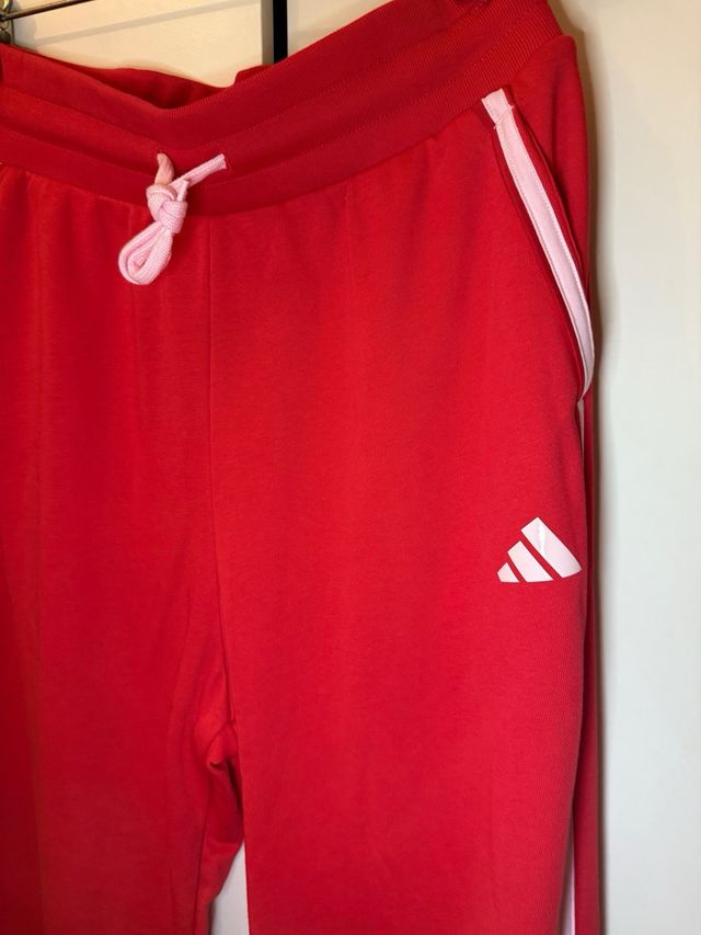 Pantalón Adidas Rojo con Raya Lateral