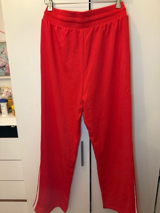 Pantalón Adidas Rojo con Raya Lateral