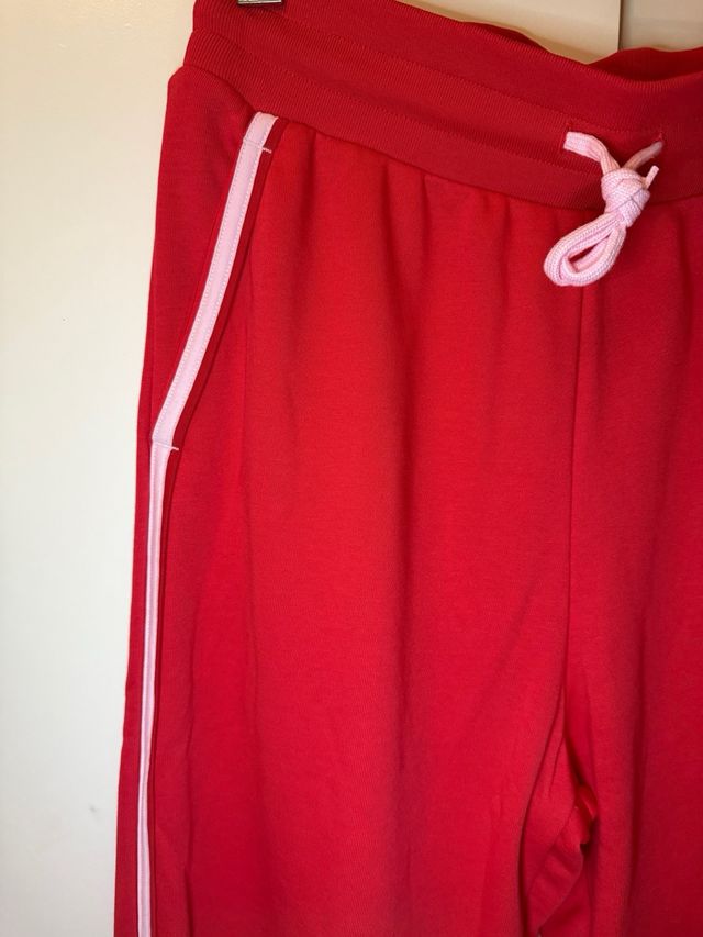 Pantalón Adidas Rojo con Raya Lateral