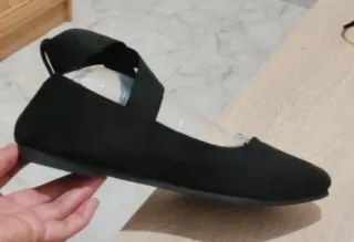 Zapatos negros planos con tiras