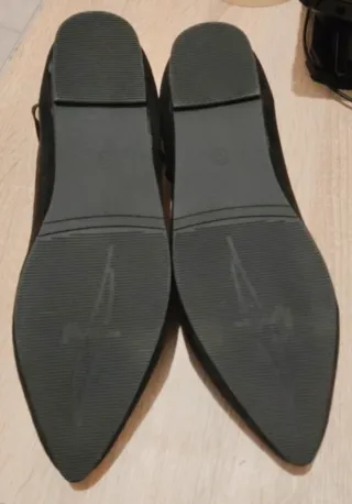 Zapatos negros planos con tiras