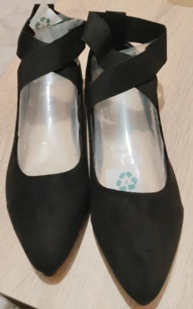 Zapatos negros planos con tiras