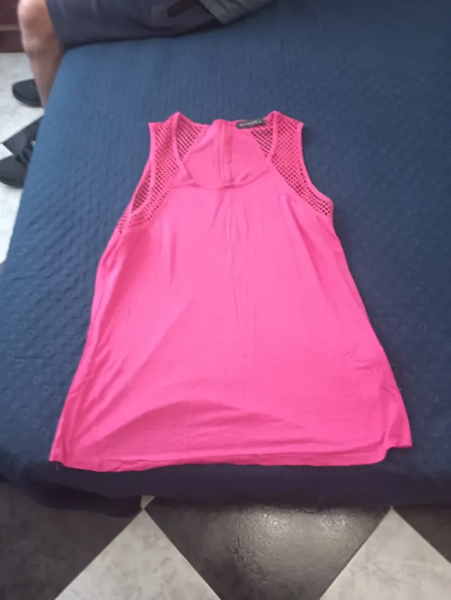 Camiseta rosa con detalles de red