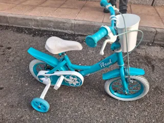 Bicicleta infantil azul con ruedines