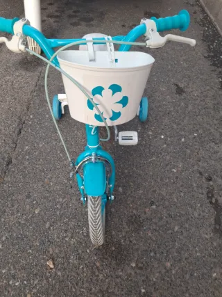 Bicicleta infantil azul con ruedines
