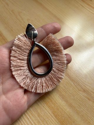 Pendientes largos flecos beige y plata