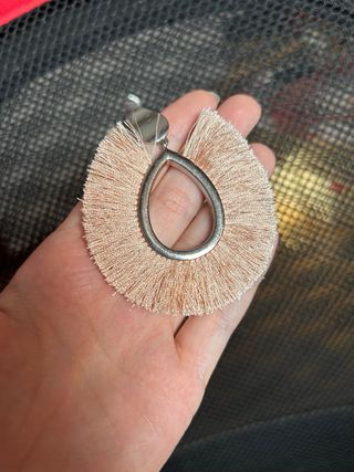 Pendientes largos flecos beige y plata