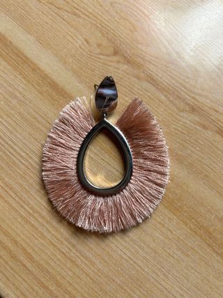 Pendientes largos flecos beige y plata