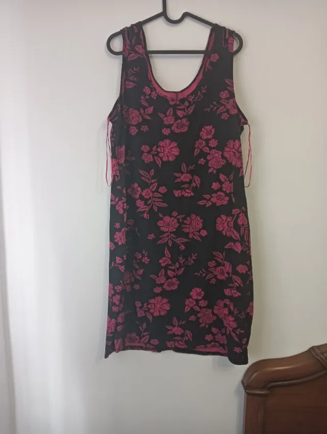 Vestido negro con estampado floral rosa