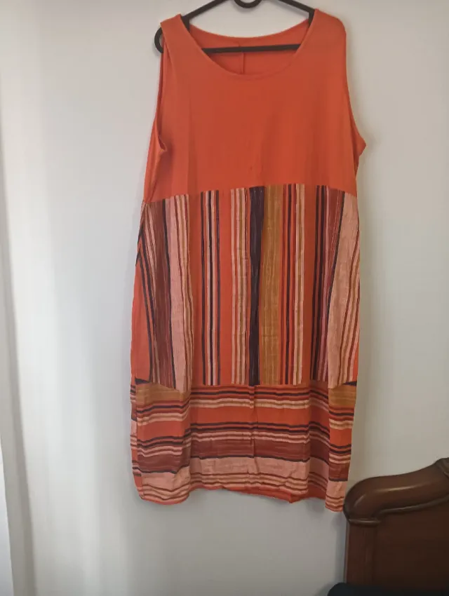 Vestido naranja con rayas