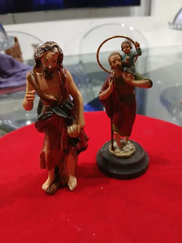 Dos figuras religiosas de resina