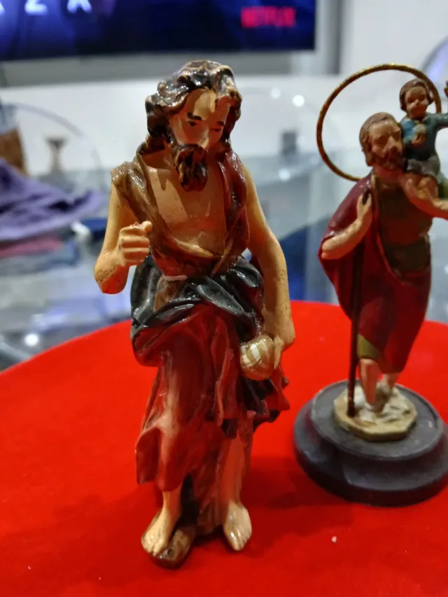 Dos figuras religiosas de resina