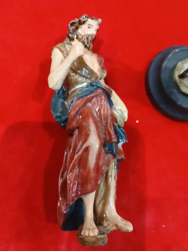 Dos figuras religiosas de resina