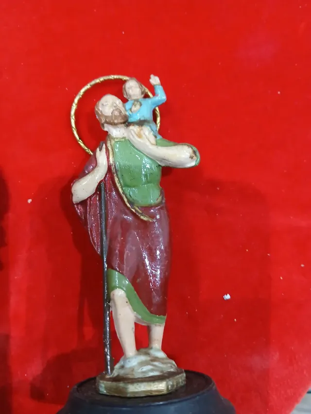 Dos figuras religiosas de resina