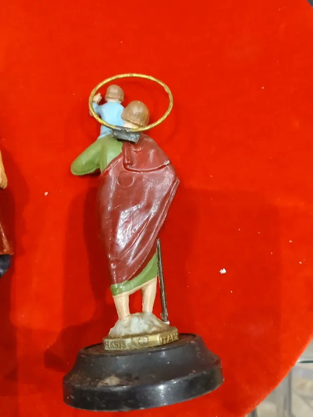 Dos figuras religiosas de resina