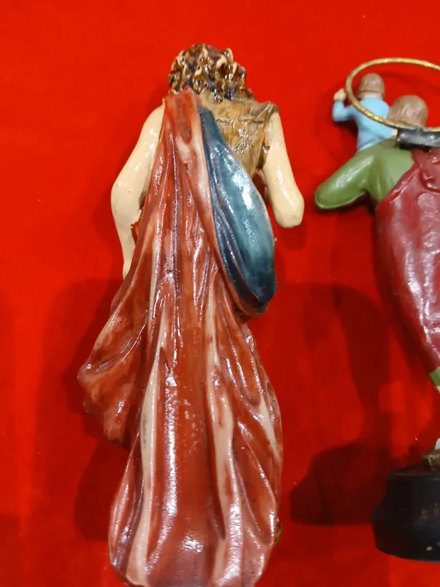 Dos figuras religiosas de resina