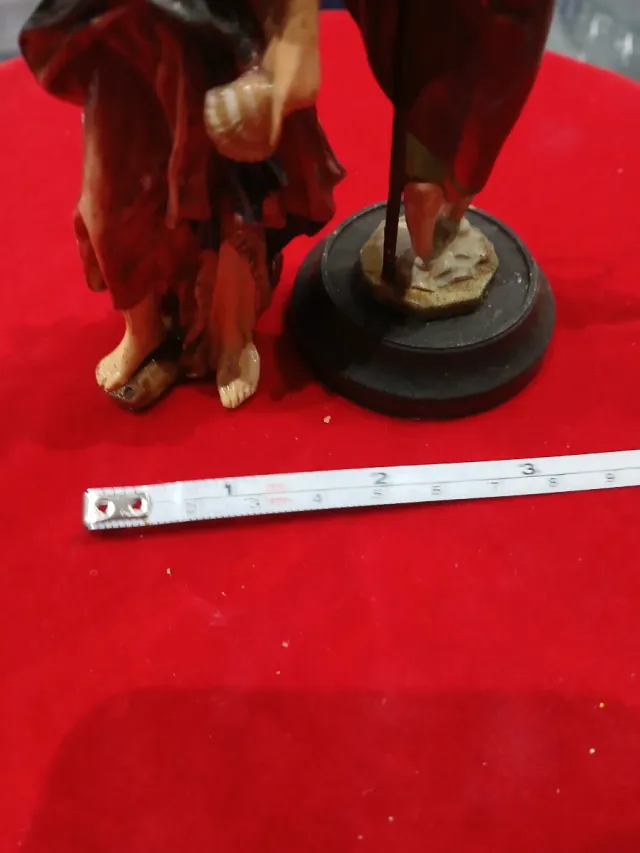Dos figuras religiosas de resina