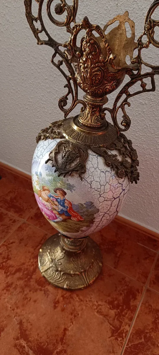 Jarrón de cerámica y metal con escena