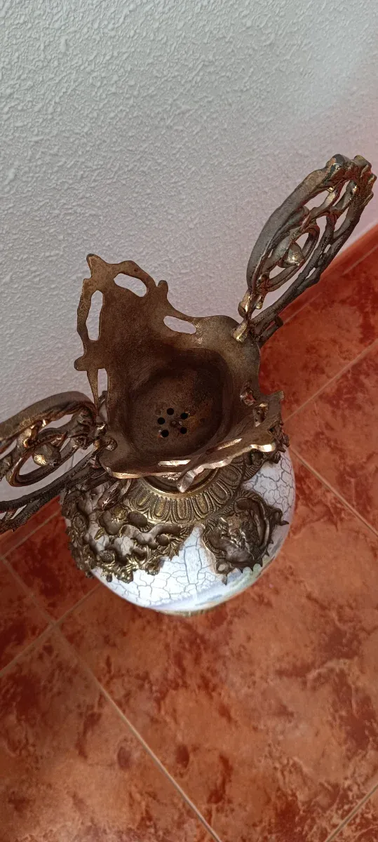 Jarrón de cerámica y metal con escena