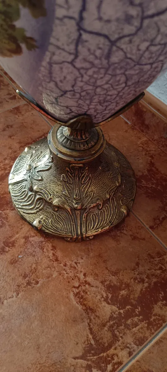 Jarrón de cerámica y metal con escena