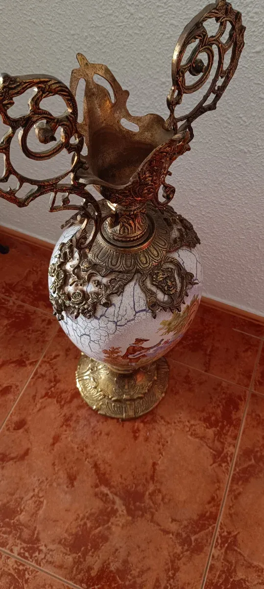 Jarrón de cerámica y metal con escena