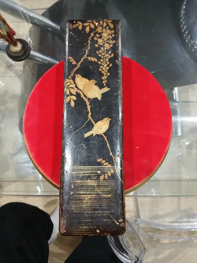 Caja de madera antigua con pájaros