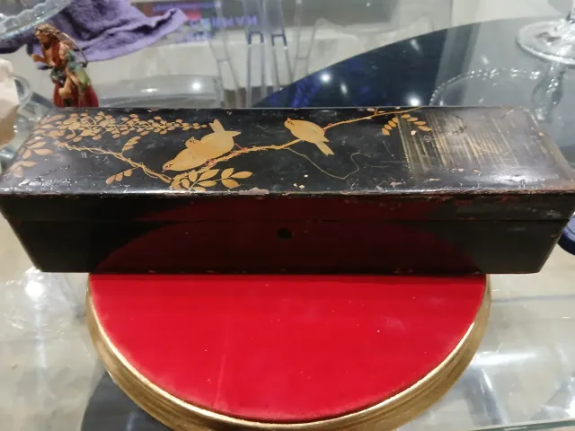 Caja de madera antigua con pájaros