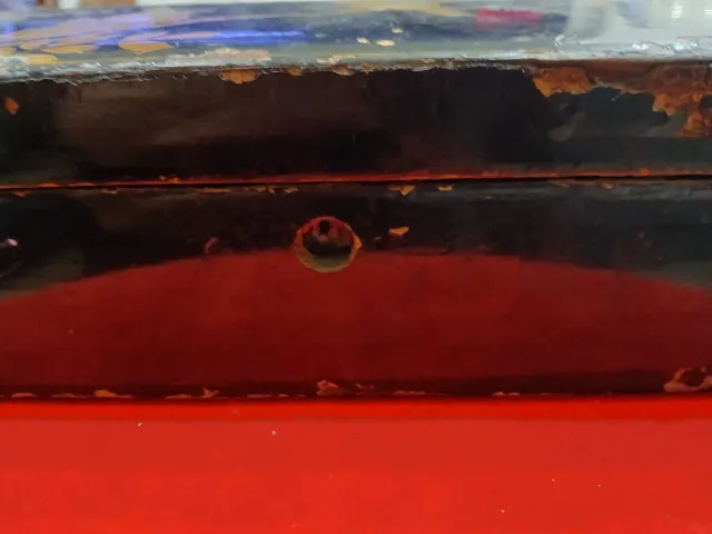 Caja de madera antigua con pájaros