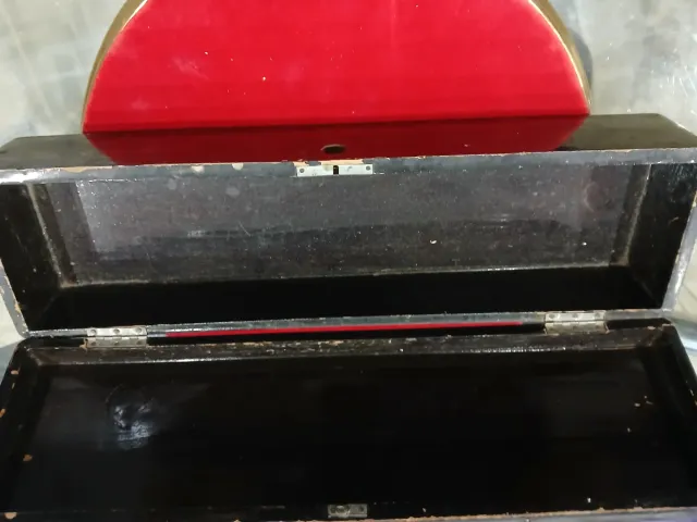 Caja de madera antigua con pájaros