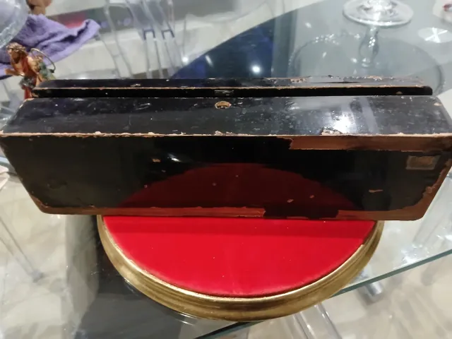 Caja de madera antigua con pájaros