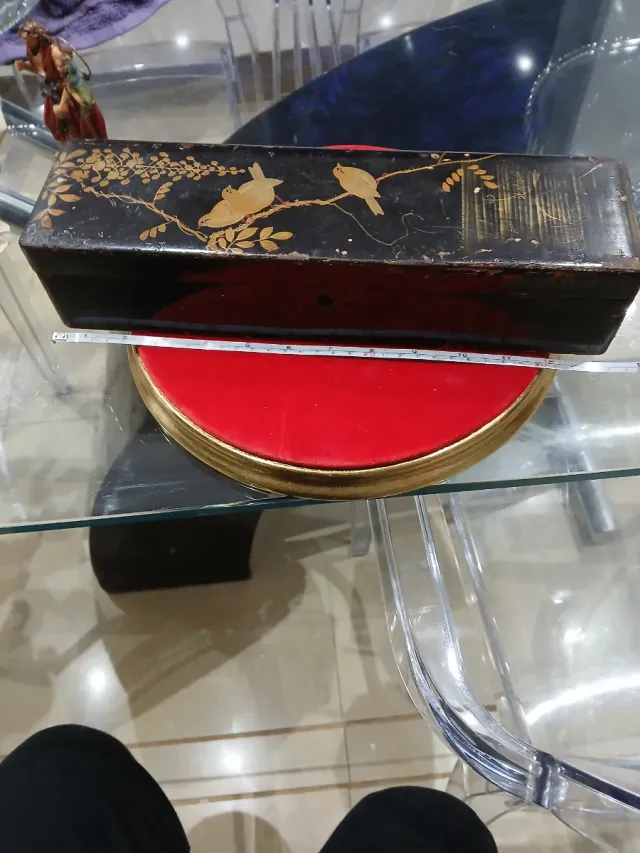 Caja de madera antigua con pájaros