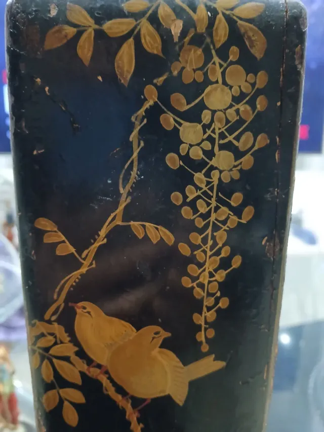 Caja de madera antigua con pájaros