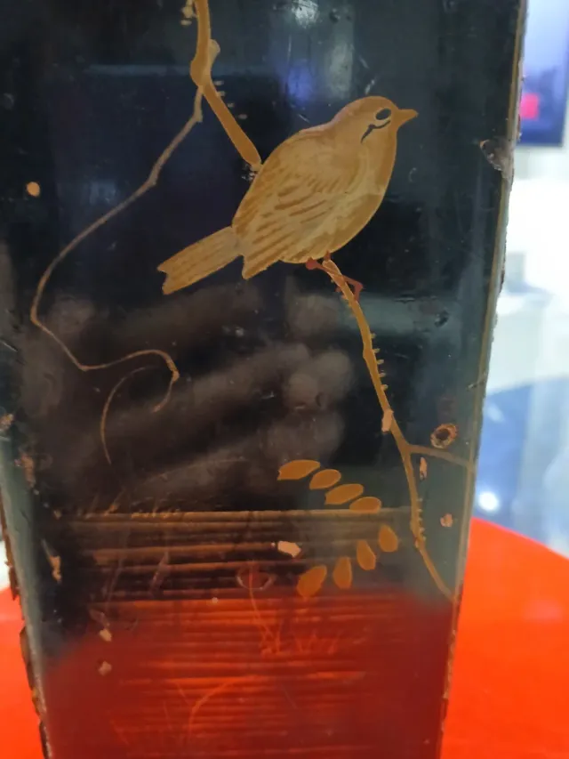 Caja de madera antigua con pájaros