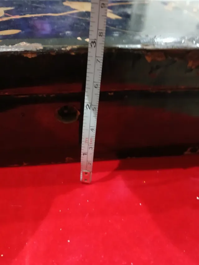 Caja de madera antigua con pájaros