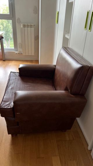 Sillón de piel marrón