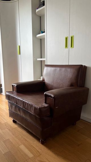 Sillón de piel marrón