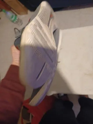 Zapatilla deportiva gris y naranja